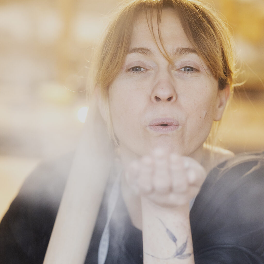 kobieta w pracowni ceramicznej