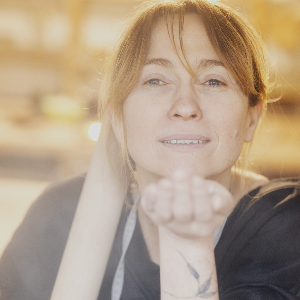 kobieta w pracowni ceramicznej