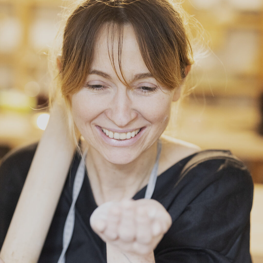 kobieta w pracowni ceramicznej