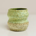 kubeczek Syrenka, ceramiczy kubeczek z piegowatej gliny, szkliwiony na zielono