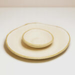 mała biała miseczka ceramiczna z piegowatej gliny