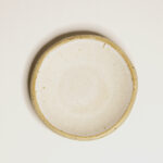 mała biała miseczka ceramiczna z piegowatej gliny