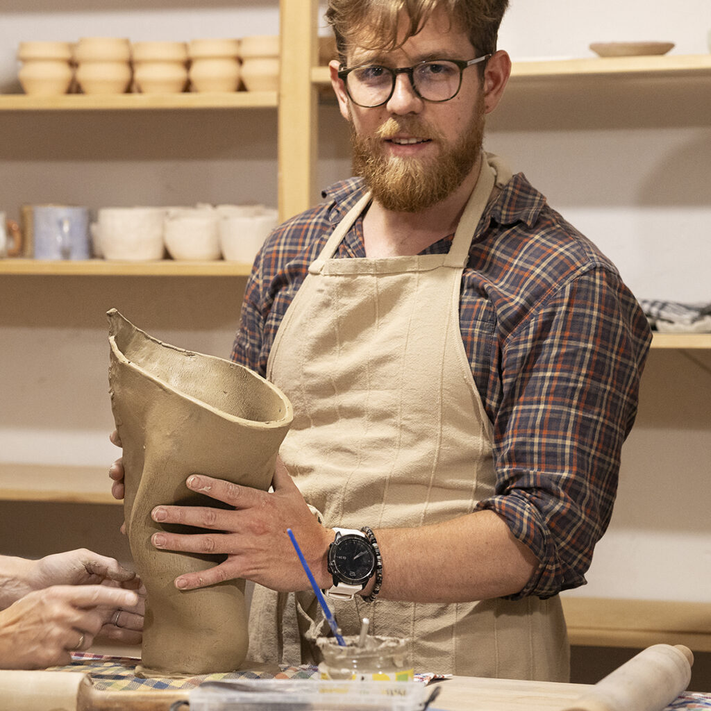 Mężczyzna z ręcznie robionym wazonem ceramicznym